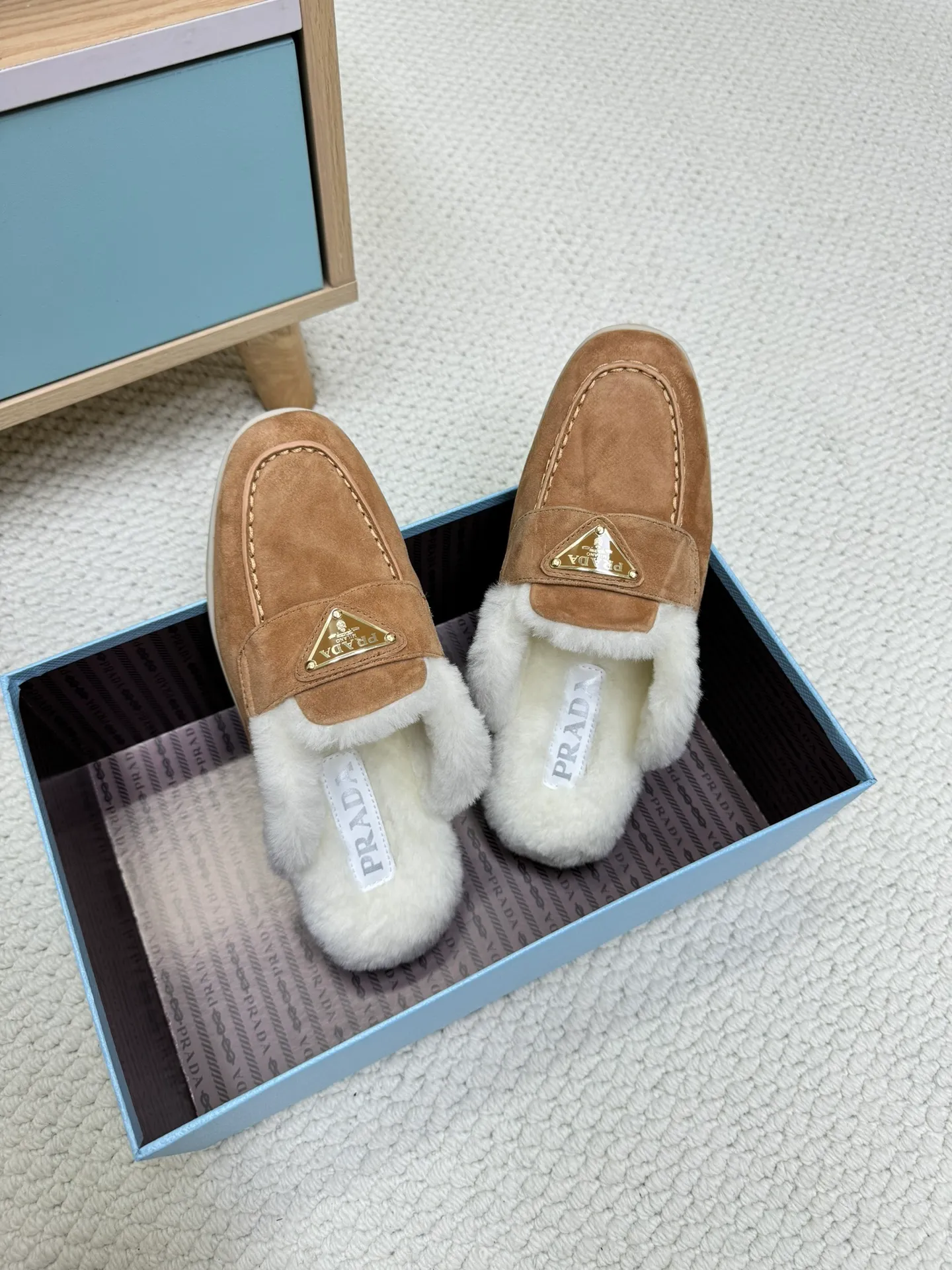 👟👟Ex-factory price 600👟👟 Prada / Prada (men and women) 24 new autumn and winter wool lining / loafers, wool collar echoes the design up and down! The Prada brand logo is outlined to highlight the high-end atmosphere! Made of sheepskin lining imported from Australia, the warmth retention effect in winter is great 👍 Fabric: Imported two-layer frosted cowhide Lining: Sheepskin imported from Australia One-piece Outsole: Original Tpu absorbent film outsole Female size: 35～41 (41 customized) Male size: 39～45 (45 customized)